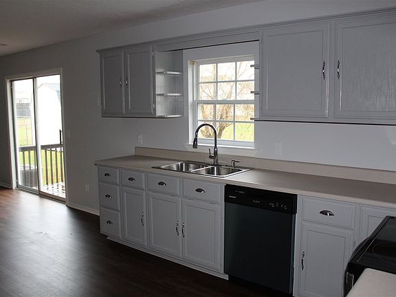 3rd image of 131 Waterford Ln