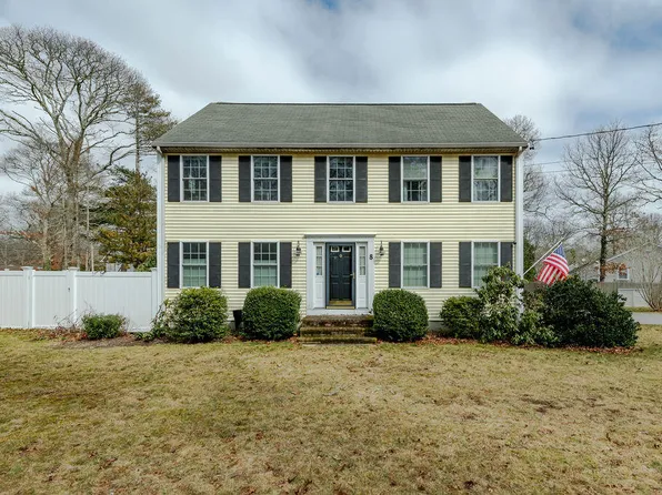 8 County Seat Street, Hyannis, MA 02601