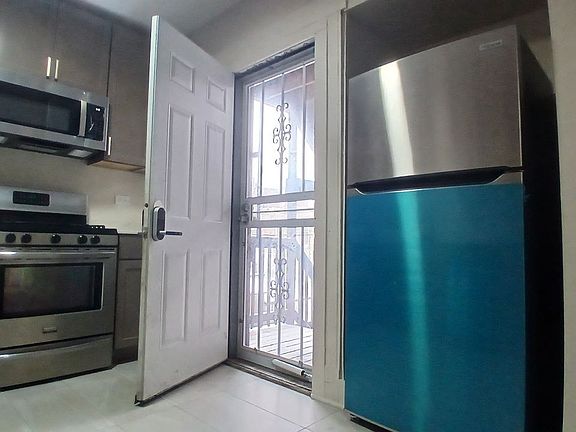 3rd image of 6018 S Saint Lawrence Ave APT 1
