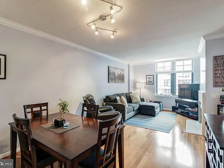 1021 N Garfield St #611 — Photo 5