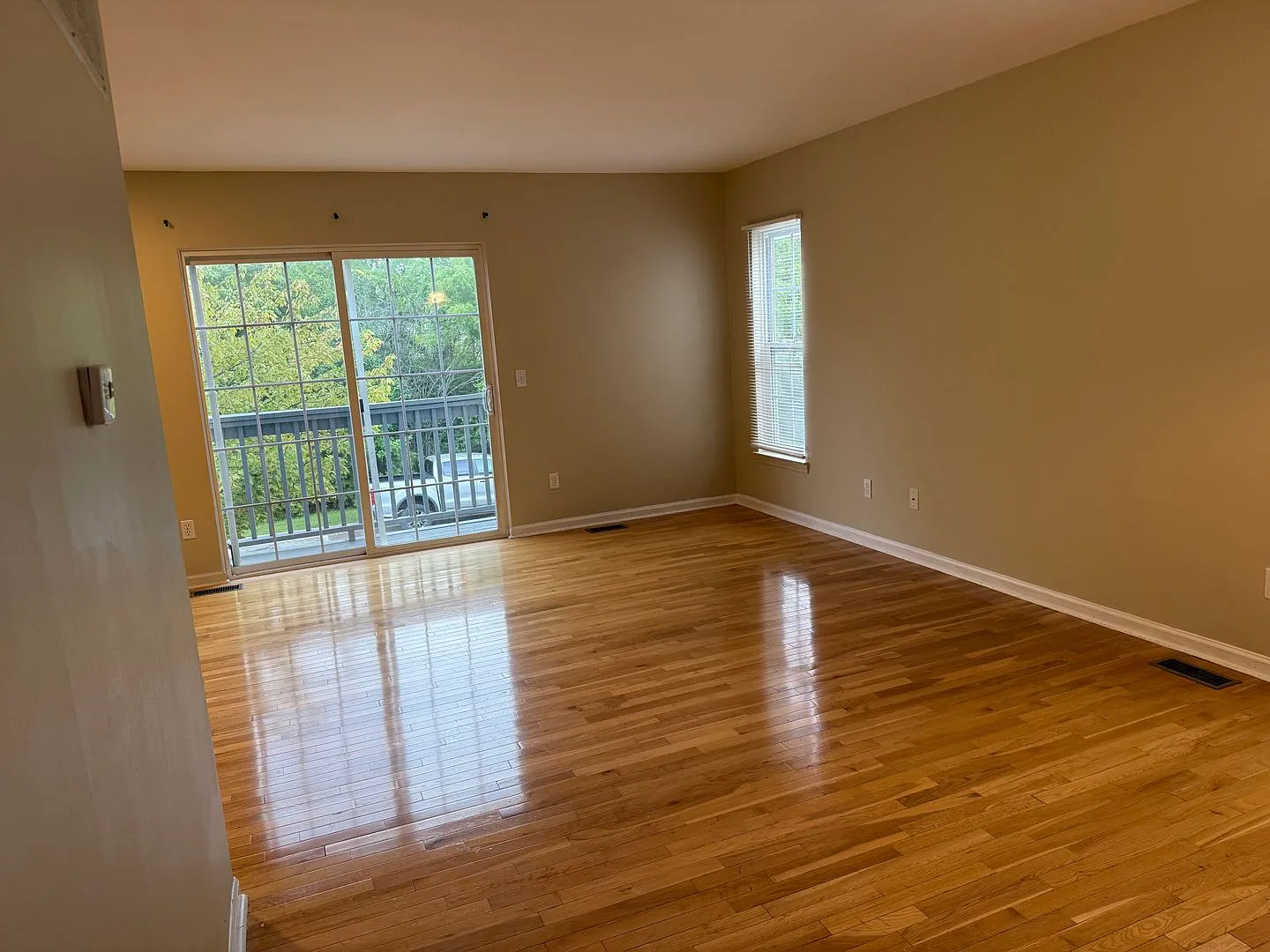New Paint! 2 CB bedrooms, 2.5 bathrooms, 1 car garage, Immediate Occupancy — Photo 4
