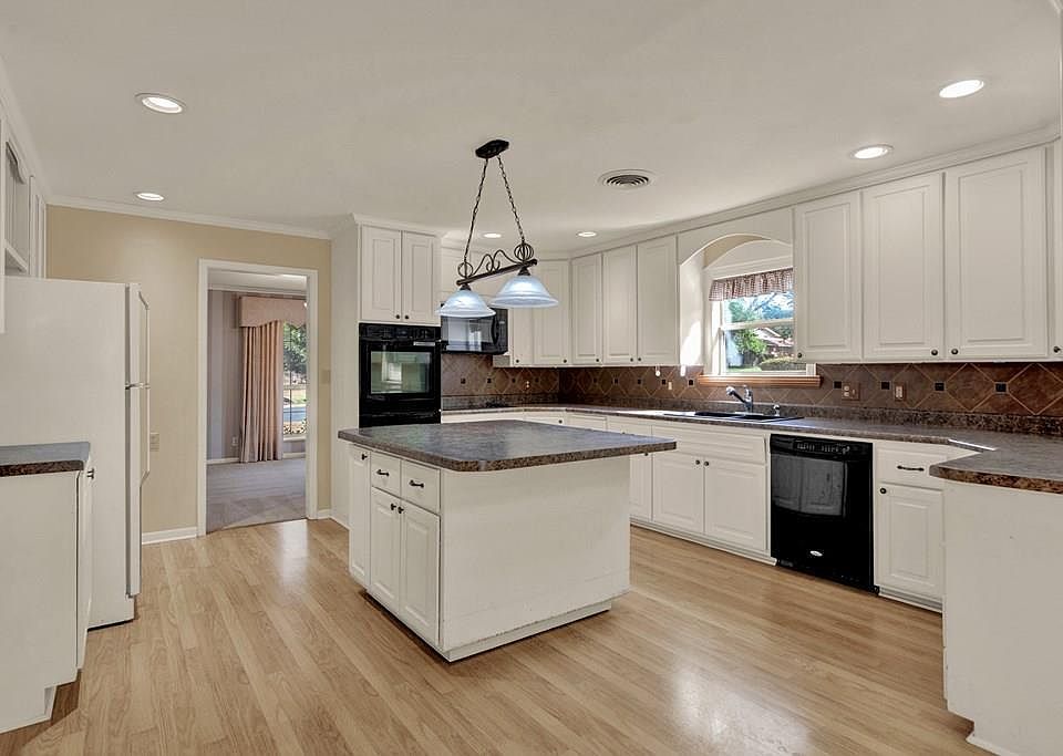 1st image of 1009 Avenue A