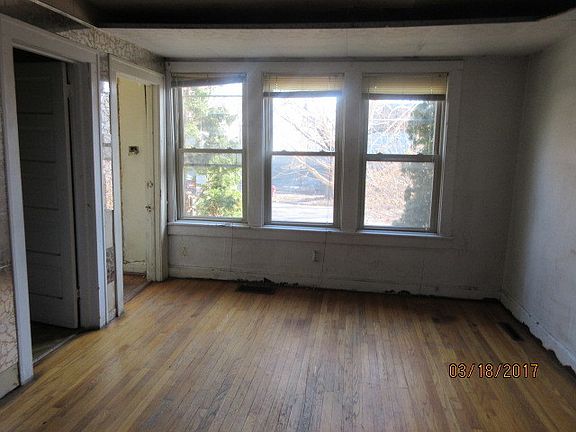 4th image of 432 W 42nd Pl