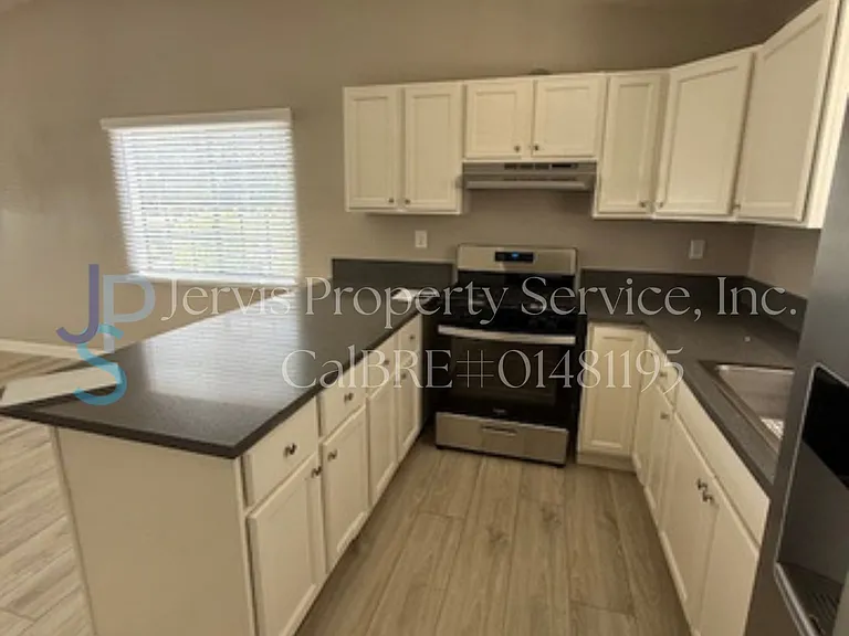 Kitchen (appliances included)
