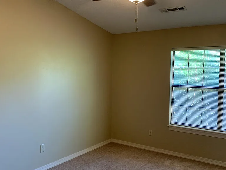 1370 N Oakland Ave — Photo 13
