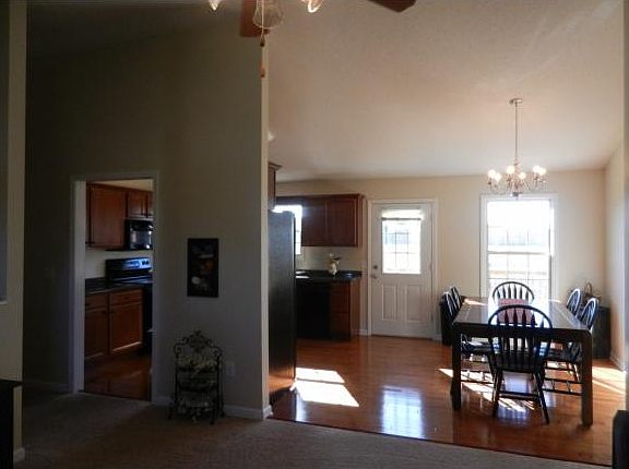 5th image of 84 Waverly Ct
