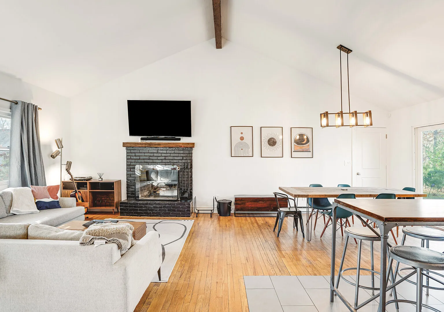 Modern and Cozy East Hampton Home Centrally Located — Photo 4