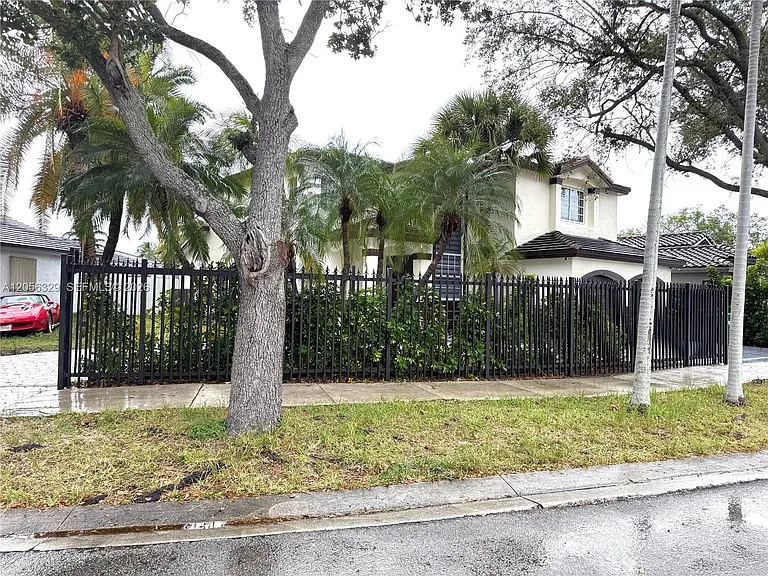 9352 SW 155th Ave — Photo 2