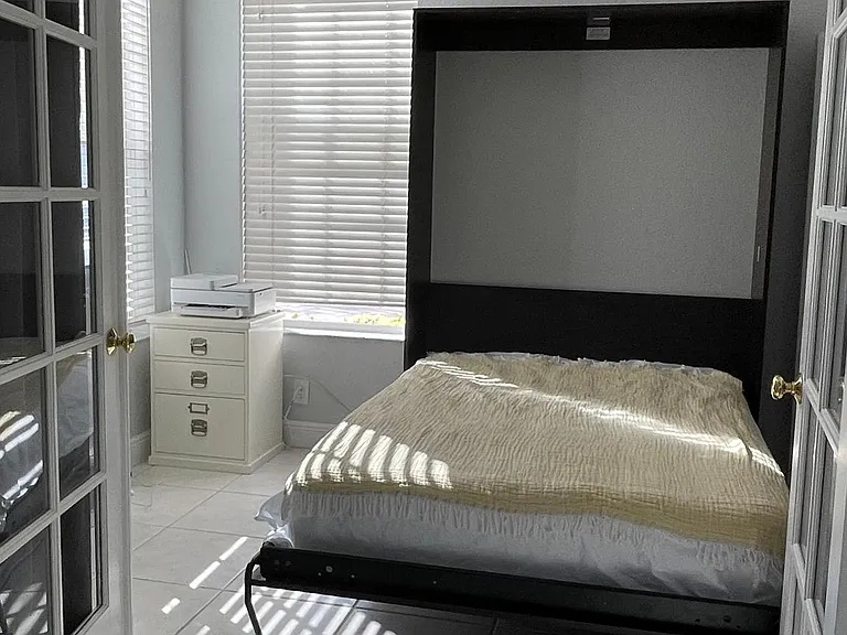 Guest-room/Office with Murphy bed