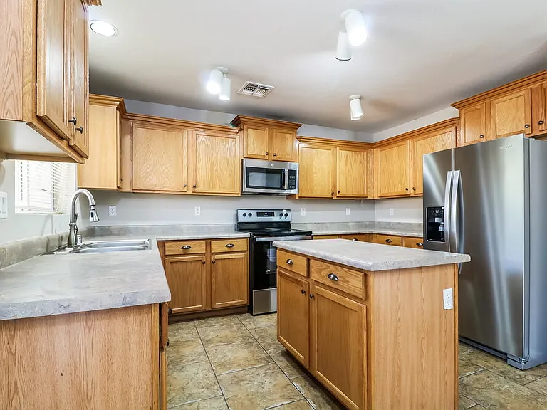 11542 W Mountain View Rd — Photo 7