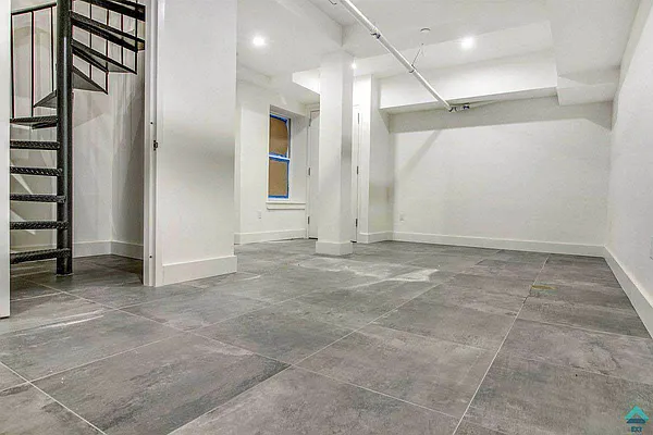 Rented by EXR | media 7