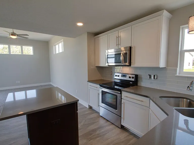 260 SE Waco Pl — Photo 2