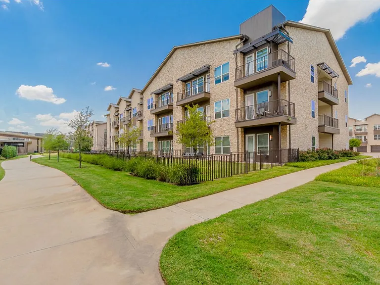 Mercer Crossing Apartments — Photo 26