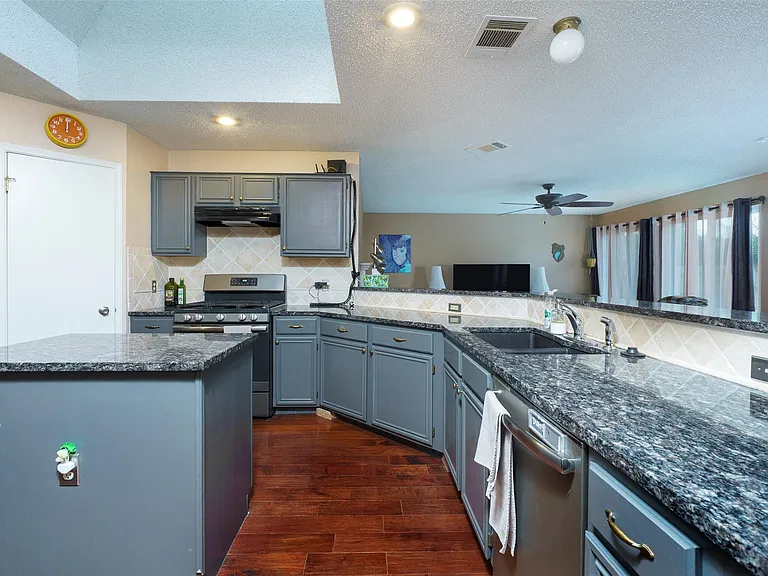 6700 Carisbrooke Ln — Photo 4