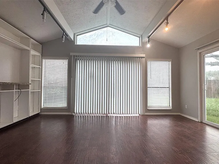 4406 Kinloch Dr — Photo 15