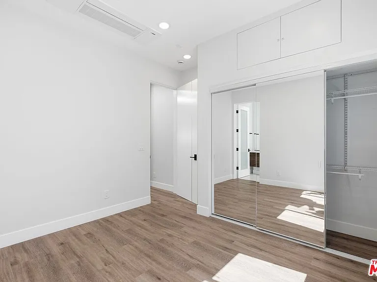 11615 Burbank Blvd #3/4 — Photo 9