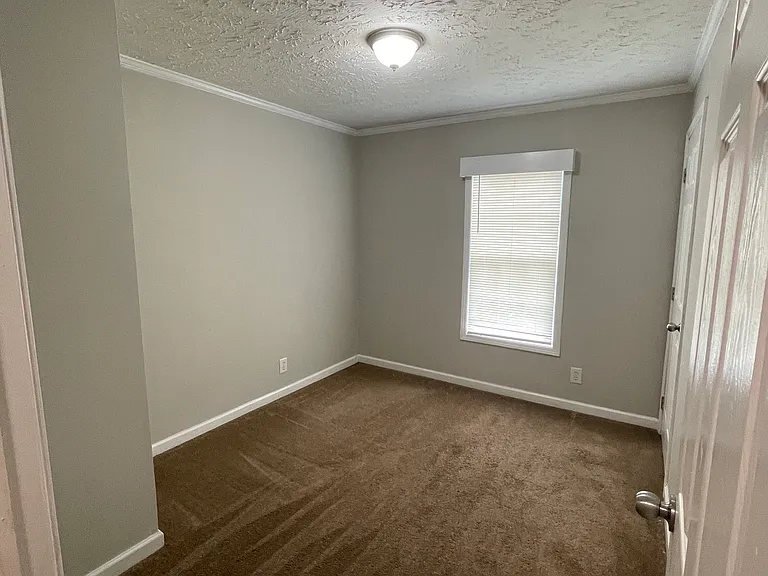 175 Woodview Rd — Photo 6