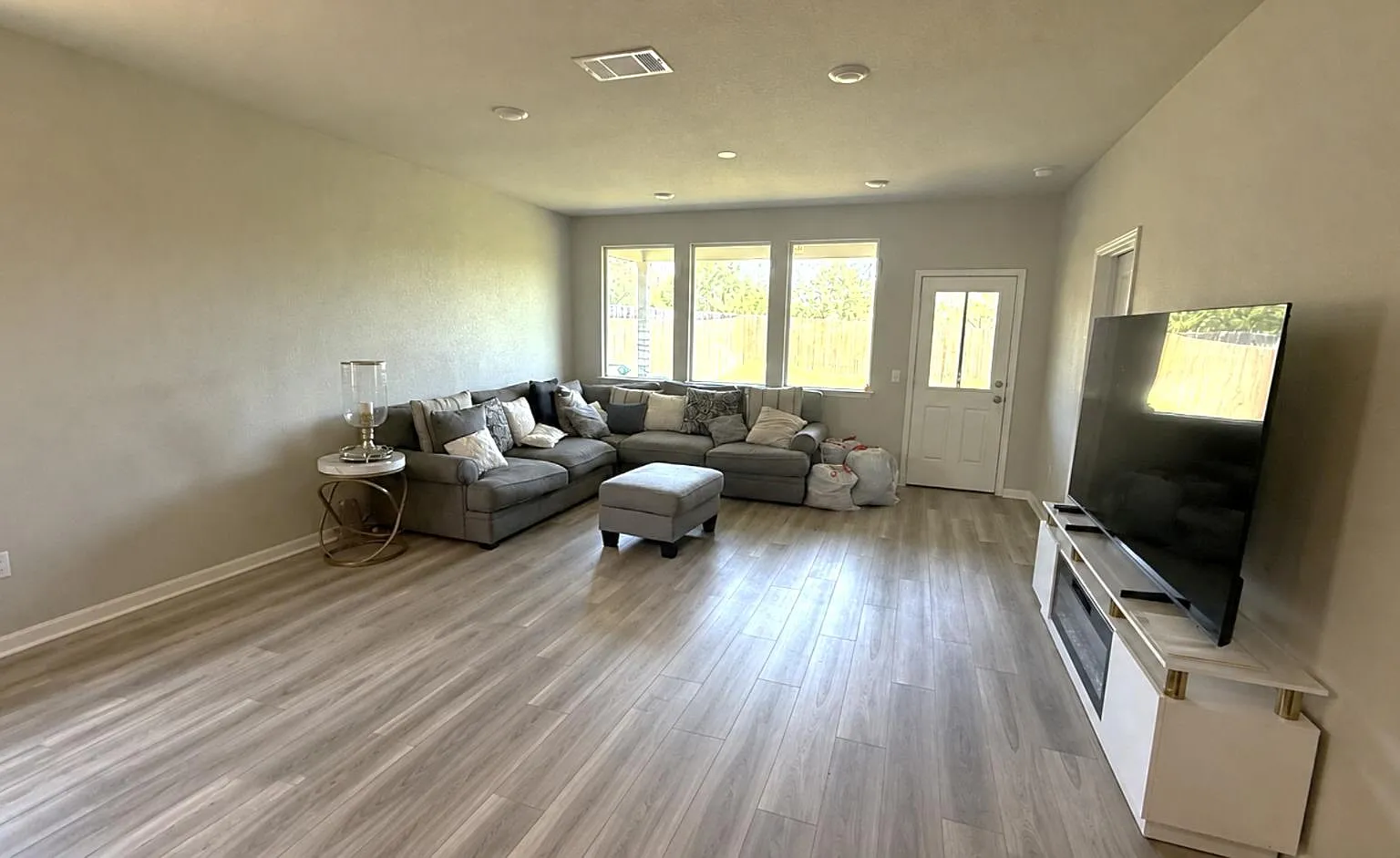 4 bed, 2.0 bath, 1619 sqft, $2,200 — Photo 2