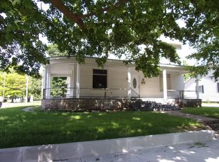 633 S 5th St, Carrollton, IL 62016