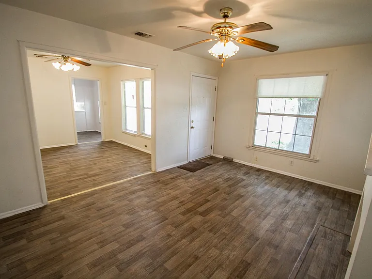 2818 E Houston St — Photo 5