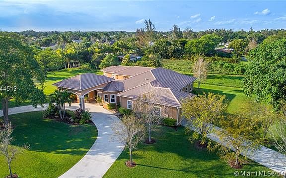 Sprawling Davie Estate With Guest Quarters Leads to Peaceful Living
