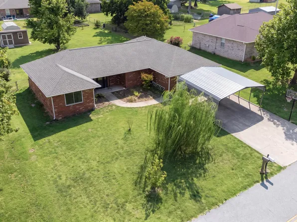 404 E 9th St, Grove, OK 74344