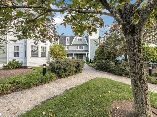 37 Hastings St APT 304, West Roxbury, MA 02132
