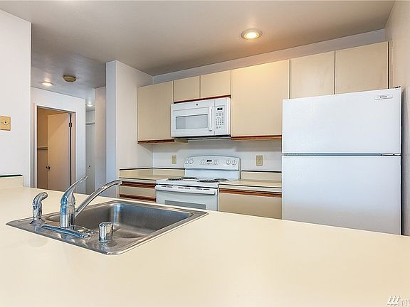 5th image of 10329 Meridian Ave N #101
