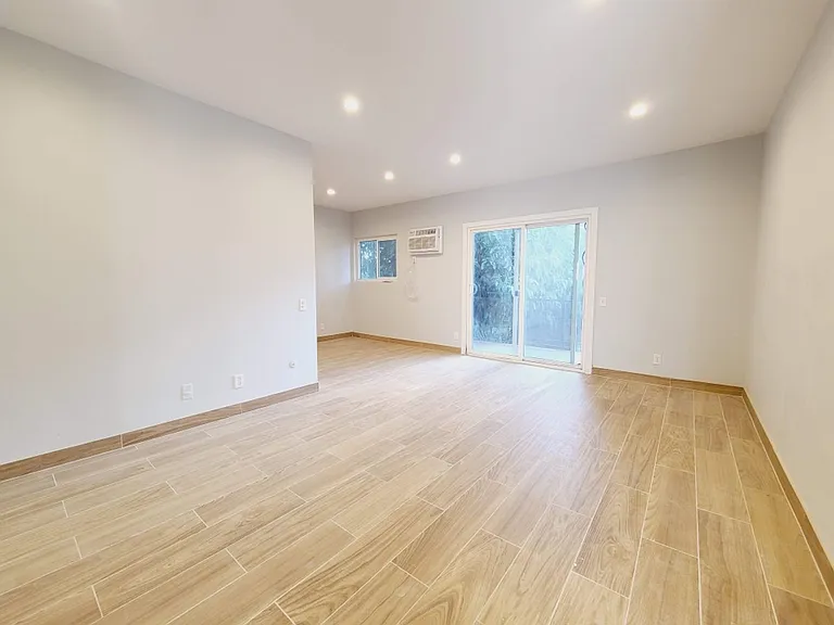 14547 Saticoy St — Photo 4