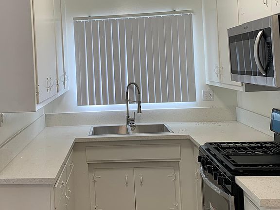 3rd image of 924 N Stanley Ave #8