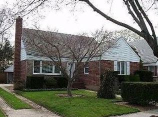 101 Rhodes Dr, New Hyde Park, NY 11040