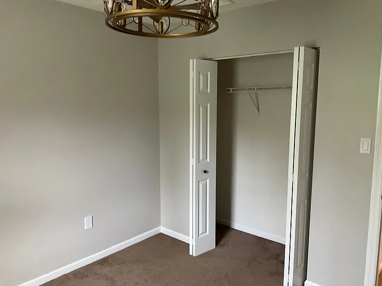 1049 Royal Dr — Photo 42