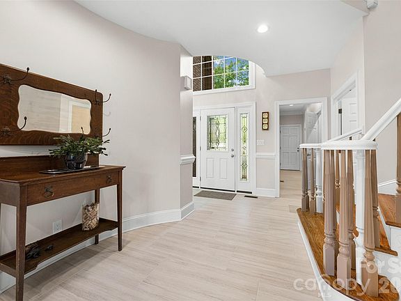 4th image of 636 Landsdowne Ct