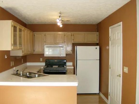 Kitchen and Breakfast bar