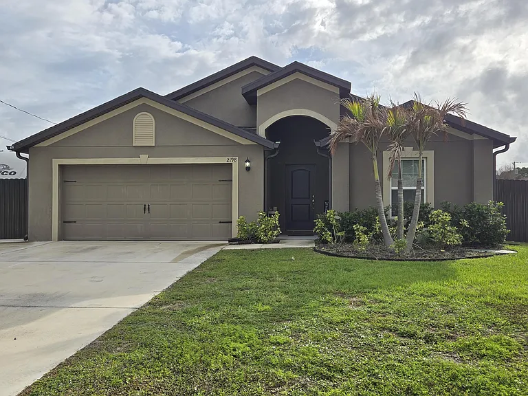 2198 SW Algiers St — Photo 2