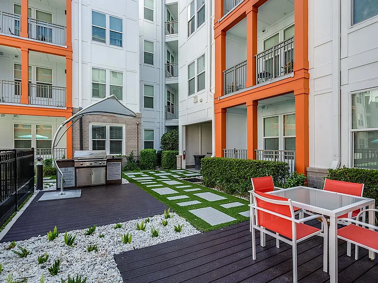Havana Square Apartments — Photo 42