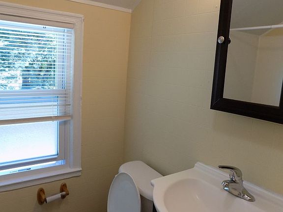 4th image of 452 Albert St #A