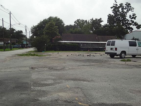 3rd image of 2306 Airline Dr