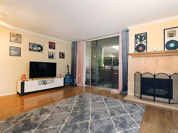 5th image of 5325 Newcastle Ave Unit 211