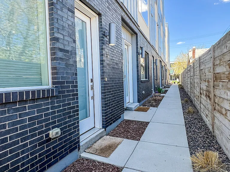 1624 N Irving St #5 — Photo 3