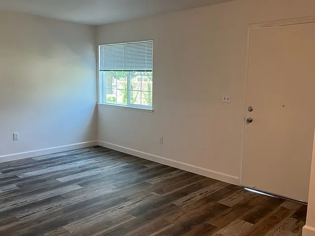 Phoenix Park Apartments — Photo 10