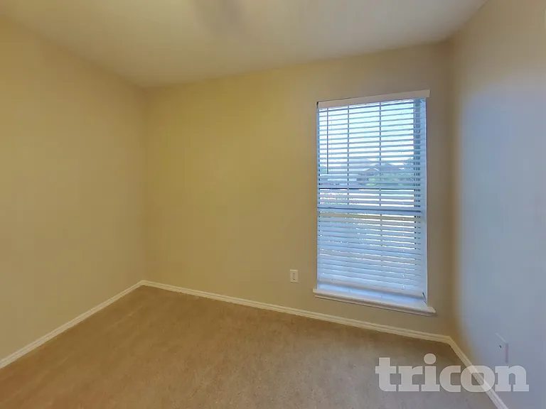 409 Roan Ln — Photo 12