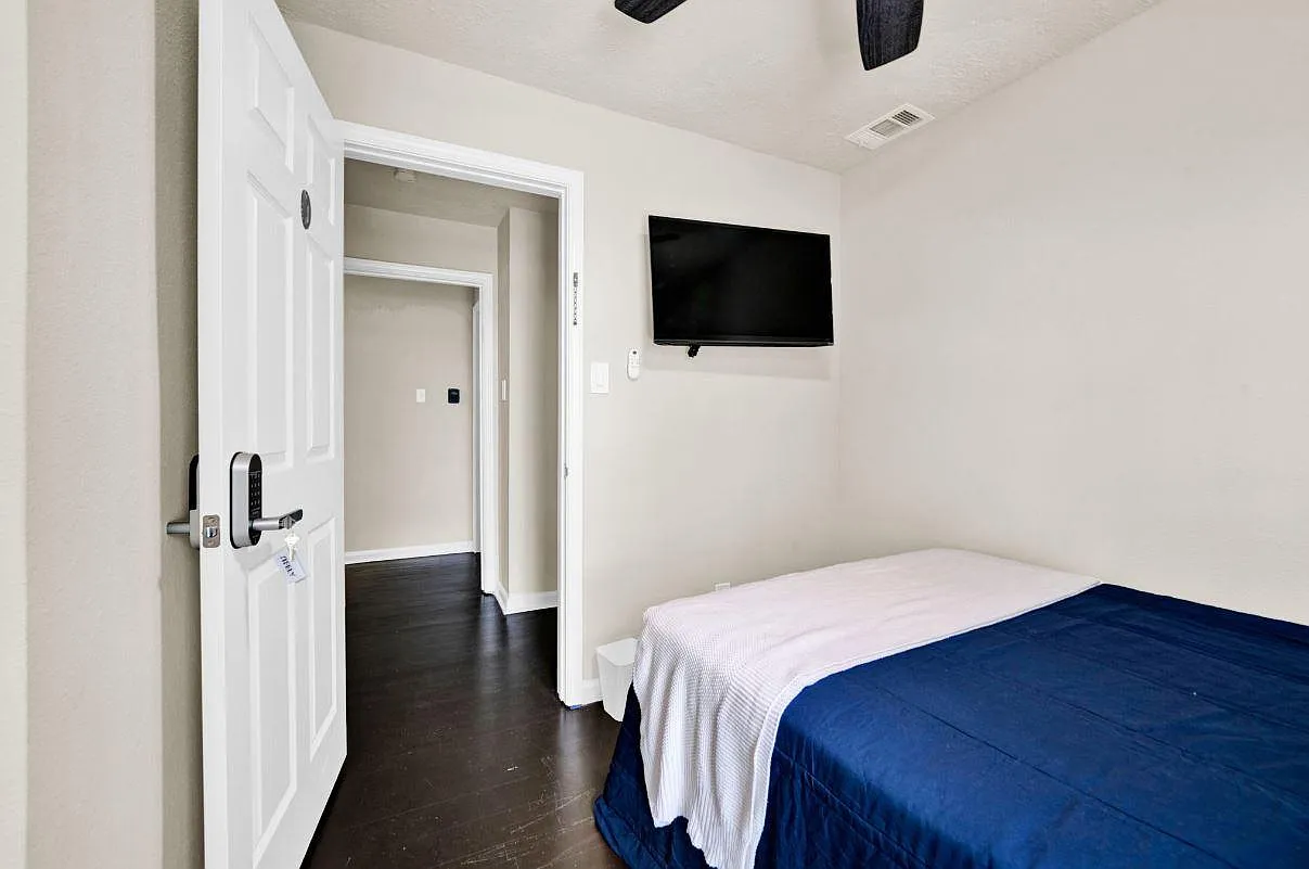 4 bed, 5.0 bath, 1413 sqft, $1,027 — Photo 1