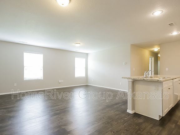 4th image of 237 N Broadway Dr