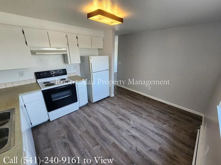 824 SW 7th St #B — Photo 8