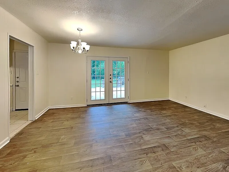 3 bed, 1.0 bath, 1149 sqft, $1,650 — Photo 3
