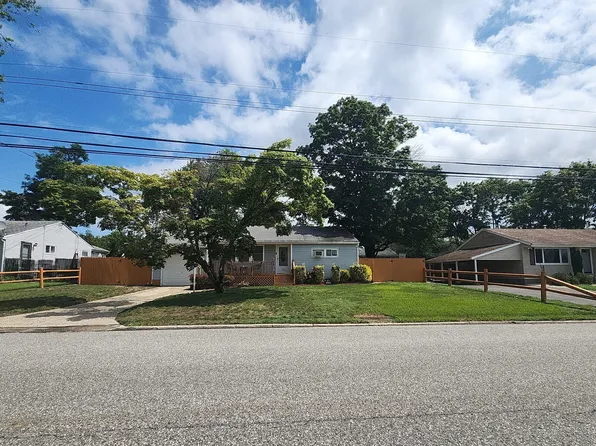 129 Westwood Dr, Brentwood, NY 11717