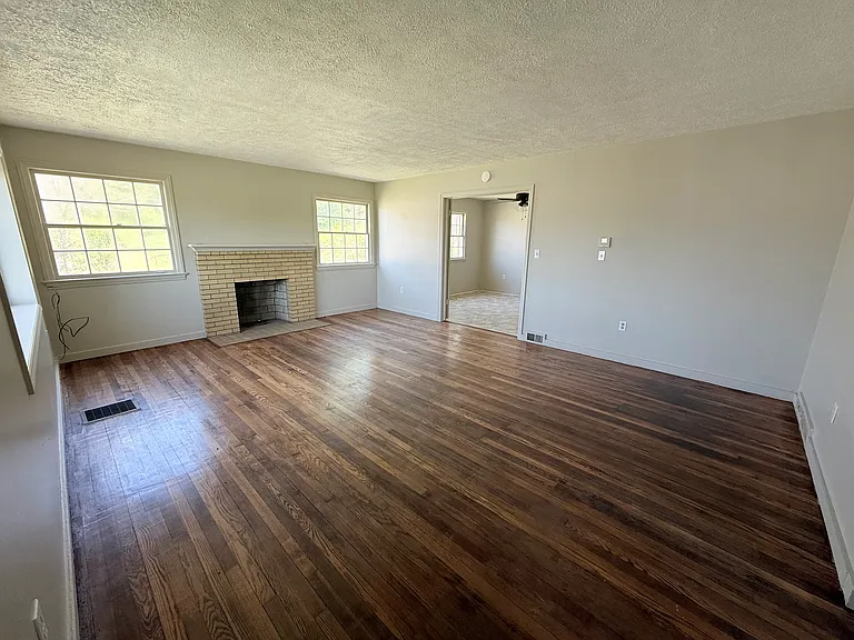 409 S Chestnut St — Photo 5
