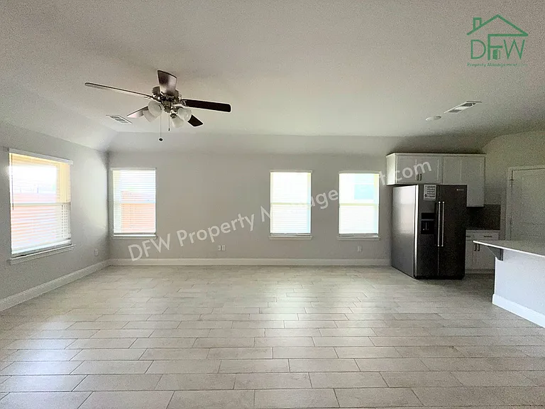 609 Tartane Dr — Photo 3