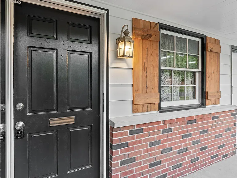 1555 Zurich Dr — Photo 4